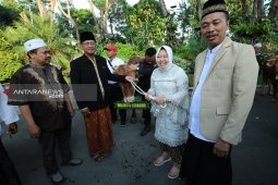 Pemkot Surabaya serahkan hewan kurban 16 sapi dan 44 kambing