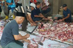 Panitia rumah sakit potong 18 hewan kurban
