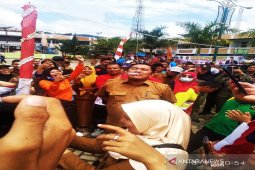 Wabup Tapanuli Selatan "jago" makan kerupuk