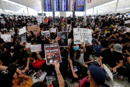 Perenang Siman Sudartawa dkk tertahan di Hong Kong