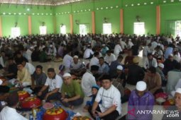 Gubenur Bangka Belitung bersama ribuan warga Air Bara "nganggung"