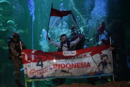 Upacara bendera di bawah air