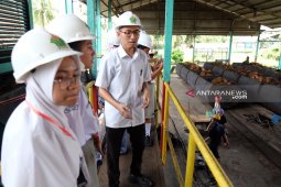 Siswa SMN belajar proses pengolahan kelapa sawit di PTPN IV Kebun Adolina