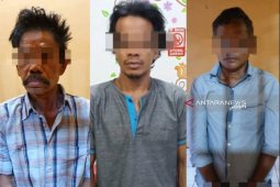 Tiga warga HST tertangkap main judi di belakang sekolah