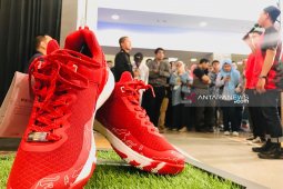 Ratusan orang antre sepatu AZA 6 edisi Hari Merdeka