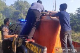 Polsek Toboali modifikasi mobil patroli jadi pemadam kebakaran
