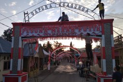 Kapolsek Gorontalo ajak warga daur ulang plastik jadi hiasan HUT-RI