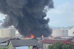 Kepulan asap hitam pekat di areal Pertamina Balikpapan