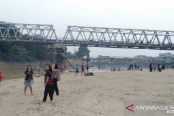 Warga Ngabang ramai kunjungi wisata musiman tepian Sungai Landak