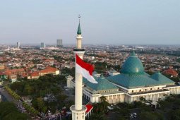 Sambut HUT RI, merah putih raksasa berkibar di menara Masjid Al Akbar (Video)