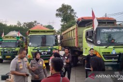 Sejumlah truk jumbo pengangkut tanah diamankan Polisi
