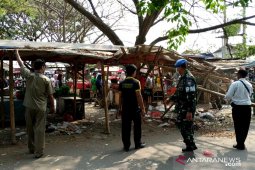 Pedagang "emprakan" pasar Kranggot ditertibkan petugas