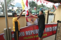 Jajaran Polres Trenggalek pasang gapura dan pernik kemerdekaan