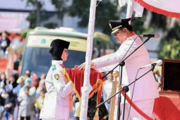 Penonton jadi peserta upacara di Labura