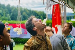 Warga Swiss menang lomba makan kerupuk