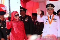 Bupati Tapsel sambut defile HUT ke-74 RI di Sipirok