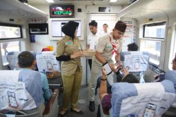 HUT ke-74 RI, KAI Cirebon berikan 1945 air mineral gratis