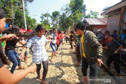 Warga Dayak Meratus Meriahkan HUT Ke 74 RI