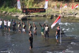 Upacara bendera di sungai