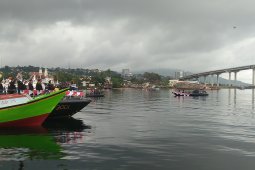 Polda Maluku gelar upacara bendera di Teluk Ambon