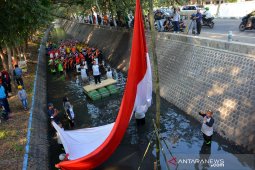 Upacara bendera  HUT RI di sungai