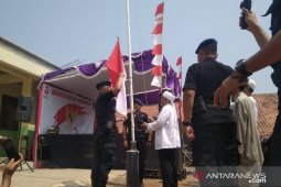 Ketua Garis Cianjur jadi pengibar bendera bersama Brimob