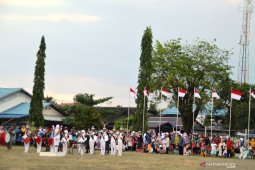 Ratusan warga saksikan penurunan bendera