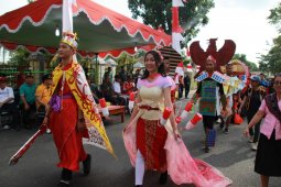 Rbuan pelajar meriahkan karnaval di Sintang