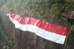 Pemanjat tebing asal Malaysia ikut bentangkan bendera di Bukit Kelam