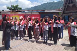 Peserta SMN asal Sulawesi Tengah belajar tarian Tor-Tor