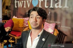 Reza Rahadian didampingi dokter saat syuting film "Twivortiare"