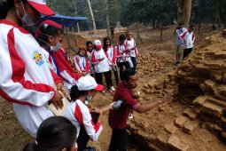Peserta SMN NTT lihat langsung pemugaran candi di Komplek Percandian Muarajambi