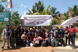 Kelompok pecinta alam peringati HUT ke-74 RI di Taman Nasional Gunung Maras