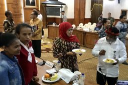 Khofifah suguhkan papeda saat bertemu Stafsus Presiden Lenis Kogoya