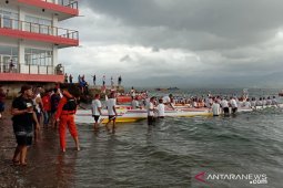 Enam perahu ikut lomba arumbae manggurebe Festival Teluk Ambon 2019