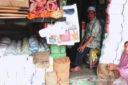 Pedagang karung bekas panen rejeki