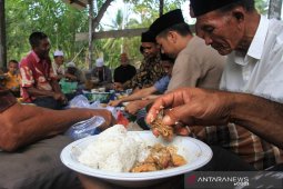 Tradisi kenduri kuburan di Aceh Barat