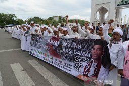 Aksi bela ustadz Abdul Somad