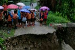 Banjir putus jalan penghubung antardesa di Nias Selatan