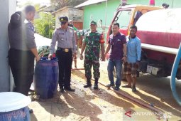 Bhabinkamtibmas Polsek Sungailiat salurkan 5.000 liter air bersih