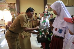 Bupati serahkan hadiah pemenang lomba HUT RI