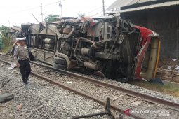 Bus Agra Mas dihantam kereta