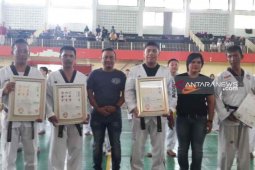 Bobby OZ serahkan sertifikat DAN IV Kukiwon