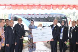 Penyerahan sebuah bus dari Bank BNI kepada Universitas Pancasila