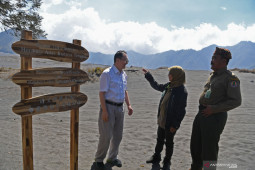 Pemasangan Rambu Tiga Bahasa Bromo