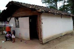 Tinggal di bekas kandang sapi, remaja putus sekolah tulang punggung keluarga