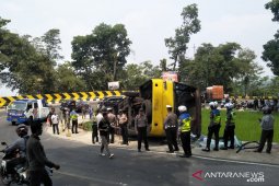 Hindari genangan solar, bus Karunia Bakti terjungkal ke dalam sawah