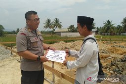 Polres Singkawang salurkan bantuan pembangunan rumah Tahfidz SQC