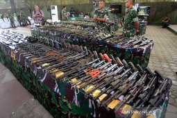 Senjata sisa konflik serahan warga