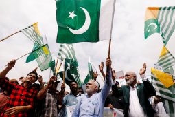 Orang bersenjata  serang gedung bursa efek Pakistan